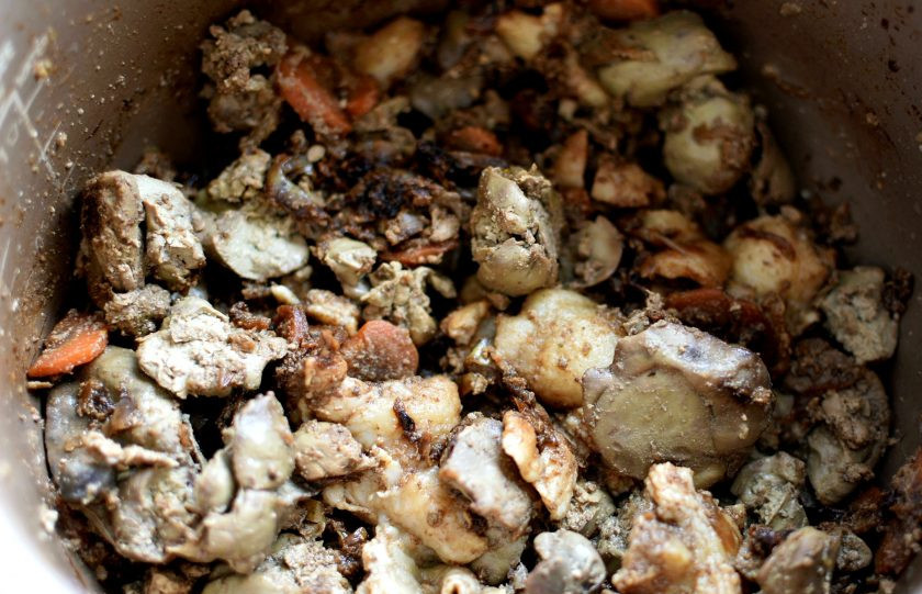 1. Этап. Паштет из куриной печени в мультиварке: После сигнала мультиварки посолите и поперчите печень, посыпьте щепоткой сахара. Хорошо перемешайте и дайте постоять в режиме сохранения тепла минут 20. Затем остудите.