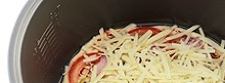 1. Этап. Пицца с ветчиной в мультиварке: Сверху присыпьте сыром.