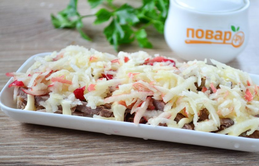 1. Этап. Салат Корель: 3. Следующий слой - яблоко. Натрите его на крупной терке и выложите на говядину.