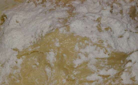 1. Этап. Пирог Брилья-Саварен: Замешиваем тесто. Оно не должно липнуть у рукам.