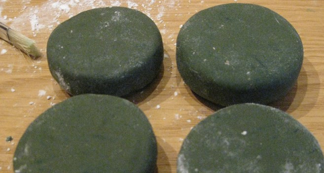 1. Этап. Торт на день рождения мальчику: Обрезаем лишнее, заклеиваем срезы водой и получаем такие заготовки.