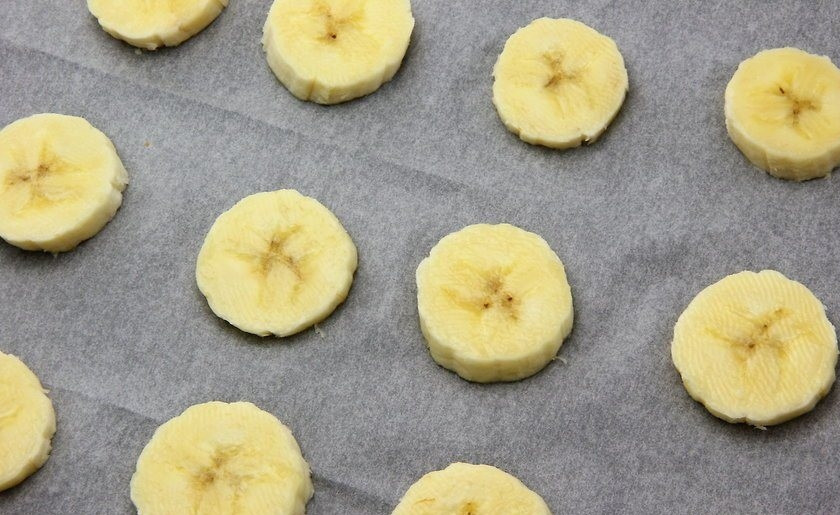 1. Этап. Сладкие банановые сендвичи: 1. Нарежьте бананы кружочками.