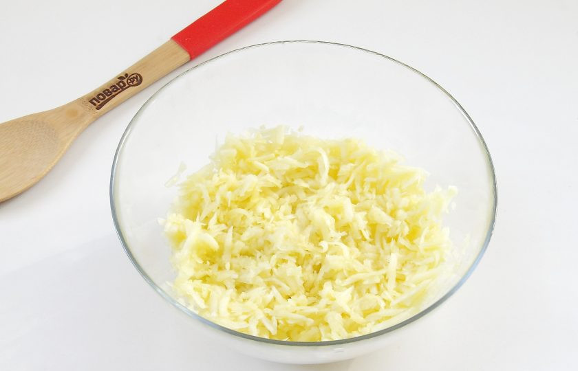 1. Этап. Оладьи из кабачков с манкой: Кабачок натрите на крупной терке. Хорошо отожмите от лишнего сока и переложите в глубокую миску. Если кабачок молодой, то шкурку можно не снимать.