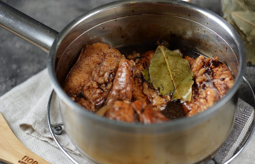 1. Этап. Сало в соевом соусе: Влейте соевый соус и воду, поставьте сотейник на плиту. После закипания варите сало на тихом огне минут 20, затем выключите газ, оставьте сало в соевом соусе под крышкой до полного остывания.