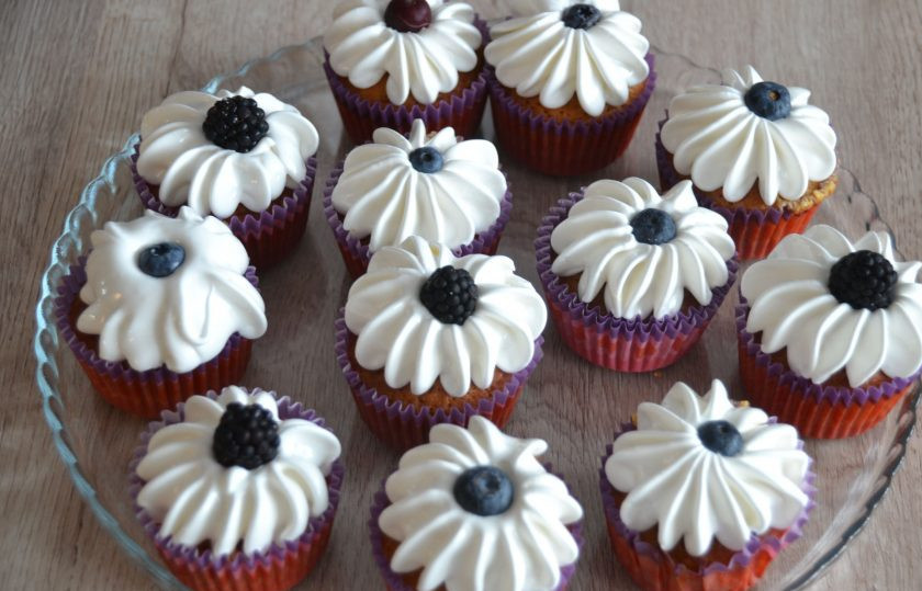 1. Этап. Капкейки с соленой карамелью: Переложите белковый крем в кондитерский мешок с насадкой 