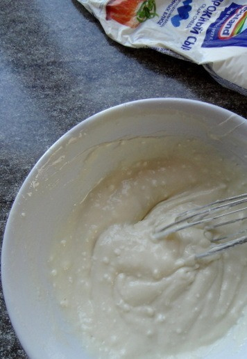 1. Этап. Сырники из творожного сыра с бананом: Тщательно перемешать до гладкого теста.