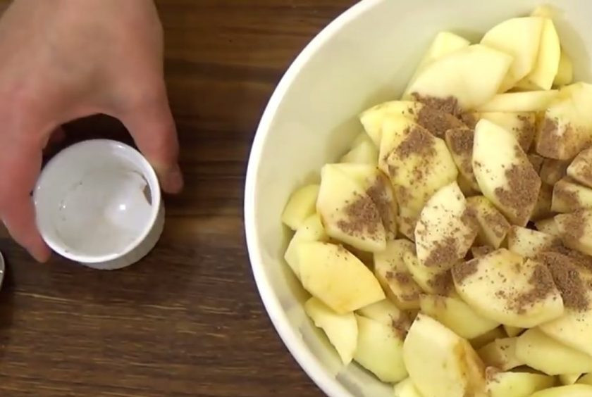 1. Этап. Яблочный пирог с сахарно-ореховой глазурью: 2. С помощью лопатки перемешайте тесто. Яблоки очистите и нарежьте небольшими кусочками. Смешайте их с корицей и выложите в форму, предварительно застеленную пергаментной бумагой и со смазанными сливочным маслом бортиками.