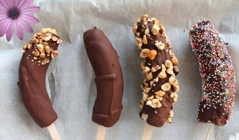 1. Этап. Десерт Бананы в шоколаде: 3. После шоколада засыпаем банан измельченными орехами (можно кокосовой стружкой, другими украшениями или оставляем в чистом шоколаде).