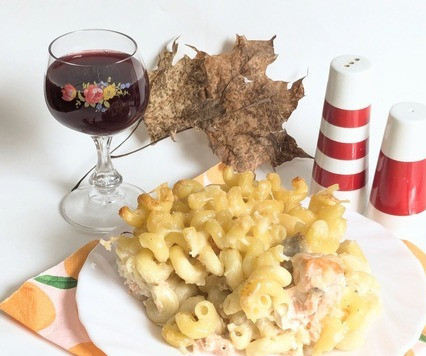 1. Этап. Запеканка с лососем и рожками: Дать остыть минут 10 и можно подавать.