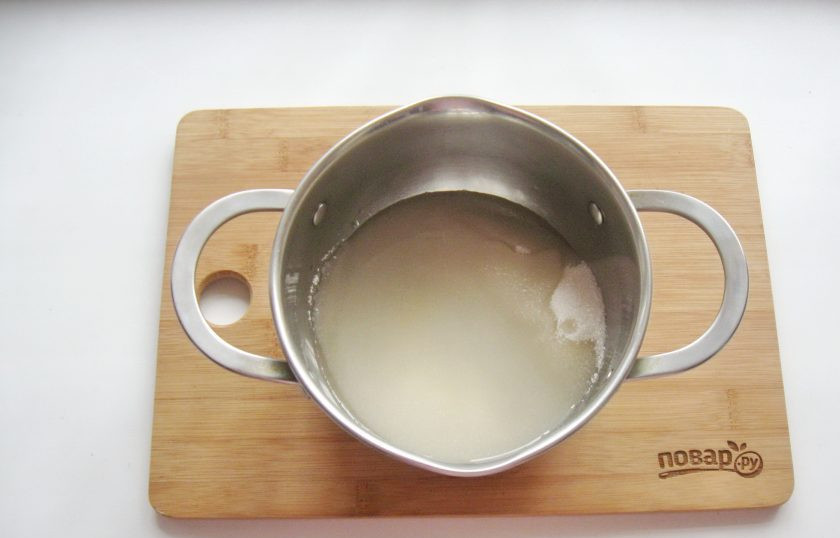 1. Этап. Белковый крем с агар-агаром: Добавьте 50 мл. горячей воды.