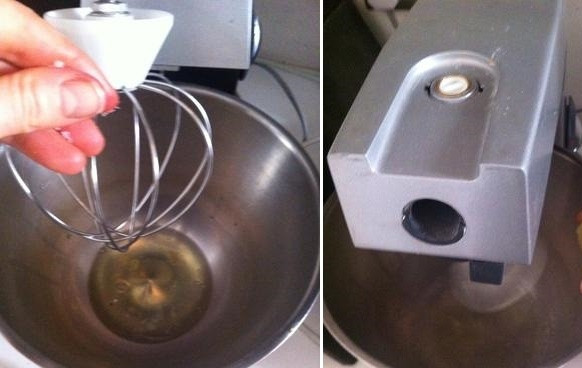 1. Этап. Мусс из ягод: 3. Охлажденные белки взбейте до пышности, добавив несколько капель сока лимона.