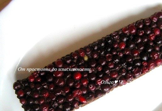 1. Этап. Клюква в шоколаде: Достаньте десерт из холодильника, переверните на подготовленное блюдо.