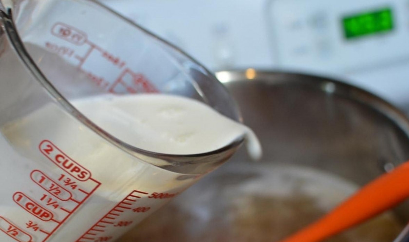 1. Этап. Тосканский суп: Взбиваем сливки и вливаем их в кастрюлю, доводим до кипения и уменьшаем огонь, кладем мелко нарубленную зелень.