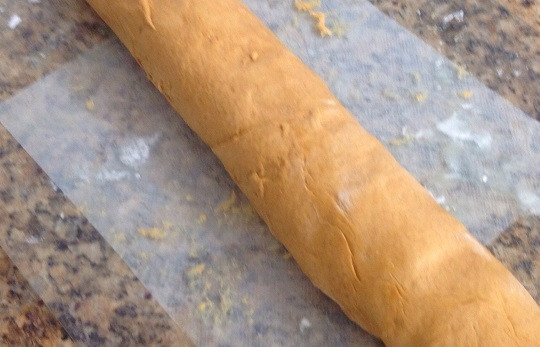 1. Этап. Тыквенно-шоколадные булочки: 12. Аккуратно сверните рулетом.