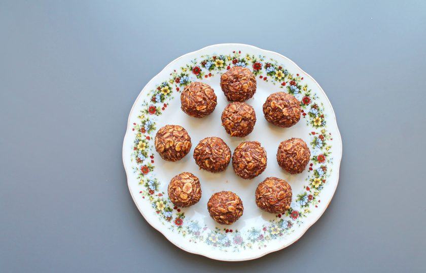 1. Этап. Овсяные шарики: Из полученной массы сформируйте шарики.