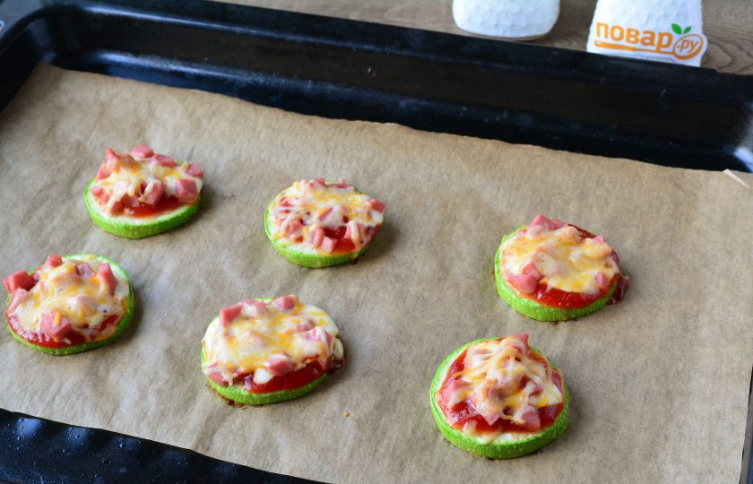 1. Этап. Мини-пиццы из кабачков: Выпекайте мини-пиццы в духовке при температуре 200 градусов около 20-25 минут.