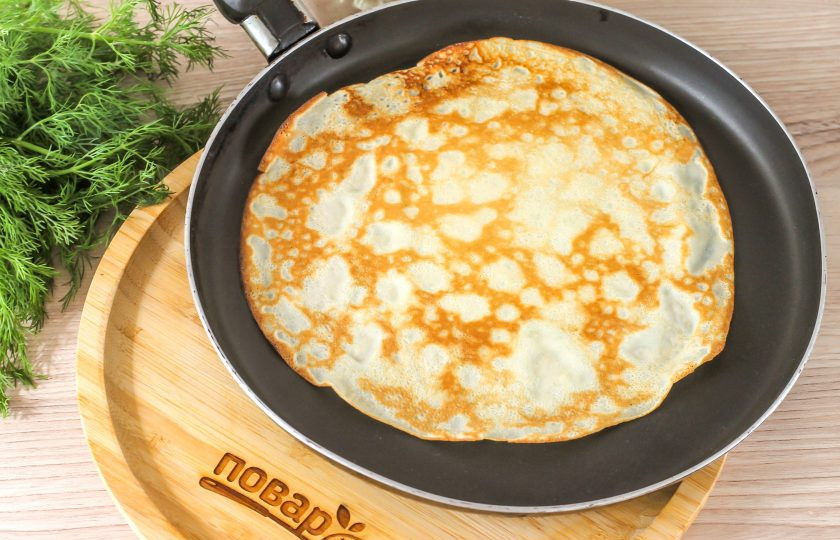 1. Этап. Блинный рулет с заварным кремом: Затем тесто разделите на две половины, во вторую всыпьте куркуму и перемешайте. Испеките румяные блины в сковороде по 1 минуте с каждой стороны.