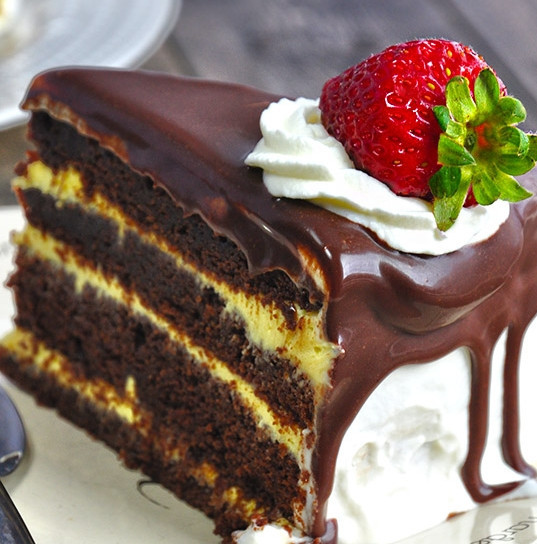 1. Этап. Шоколадный торт с заварным кремом: Полейте торт остывшей глазурью и украсьте по своему усмотрению (можно ягодами, например). В разрезе у нас получается вот такая красота!