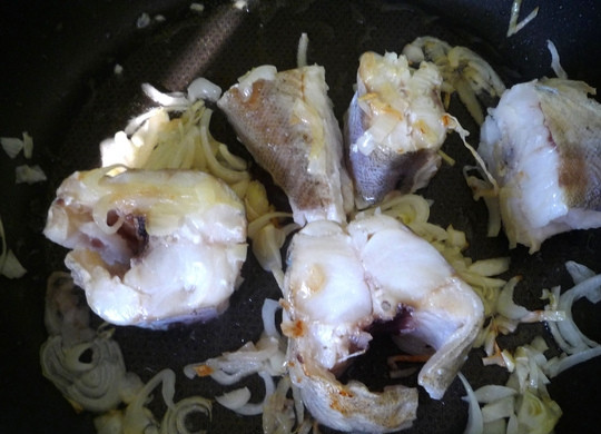 1. Этап. Минтай тушеный: Предварительно натираем солью кусочки рыбы, и, поперчив, отправляем к луку. Обжариваем буквально 2-3 минутки.