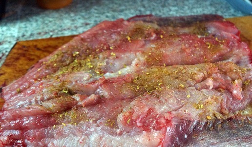 1. Этап. Сом запеченный: Подготовленную тушку сома (филе на коже) развернуть, уложить кожей вниз на застеленный фольгой противень. Можно фольгу слегка смазать маслом. Посолить, поперчить, посыпать приправой.