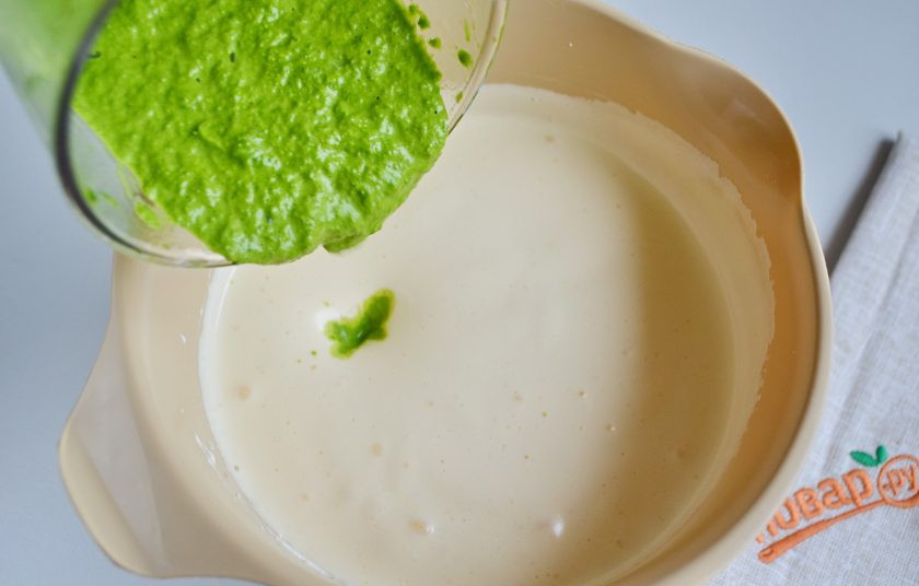 1. Этап. Новогодний торт Лесной мох: Добавляйте частями в яичную массу шпинатную и миксером соединяйте.