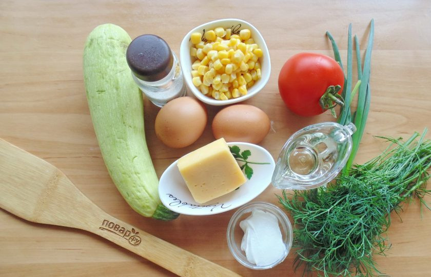 1. Этап. Рулет из омлета с овощами: Подготовьте ингредиенты для приготовления рулета из омлета с овощами.