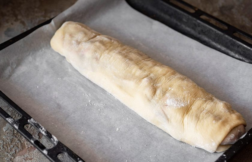 1. Этап. Штрудель с яблоками и вишней: Закрутите тесто рулетом так, чтобы начинка оказалась внутри. Положите заготовку штруделя на противень, застеленный пергаментом для выпечки, поверхность штруделя можно смазать взболтанным яйцом. Отправьте выпекаться в уже разогретую до 180 градусов духовку на 40-45 минут.