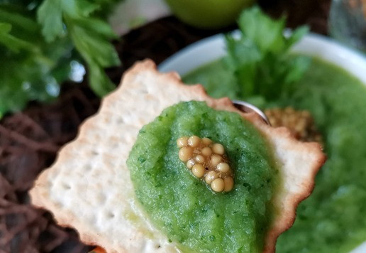 1. Этап. Зеленый смузи: Сложить ингредиенты в мерный стакан, кинуть кубики льда и хорошо взбить блендером. Вкус смузи нейтральный и требует небольшого штриха, например, в виде чайной ложки (или двух) зернистой горчицы. Очень хорошо смузи сочетается с крекерами.