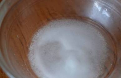 1. Этап. Овсяное печенье из геркулеса: Гасим соду кипятком.