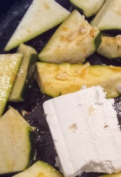 1. Этап. Цуккини, запечённые с фетой, с лимоном: В центре смеси из цуккини сделать углубление для размещения кусочка сыра Фета, покрыв его маринадом. Запекать 25-40 минут до того, как цуккини и Фета начнут окрашиваться