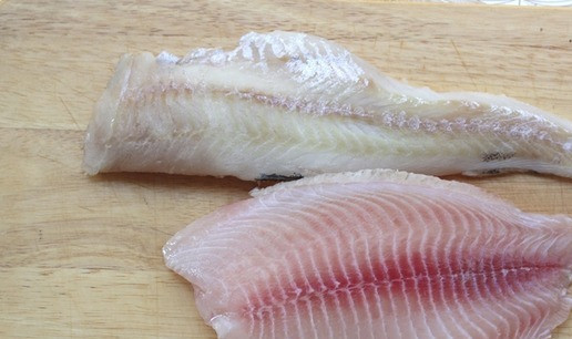 1. Этап. Рыбные котлеты с рисовой полентой: Приготовить филе рыбы, у меня минтай и пангасиус. Если филе замороженное, предварительно его разморозить, промокнуть бумажным полотенцем от лишней влаги. Или же филировать самостоятельно любую рыбу на свой вкус, будет ещё вкуснее.