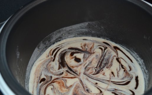 1. Этап. Кекс мраморный в мультиварке: 11. С помощью шпажки, спички или ножа провести по тесту линии, чтобы сделать интересные разводы.