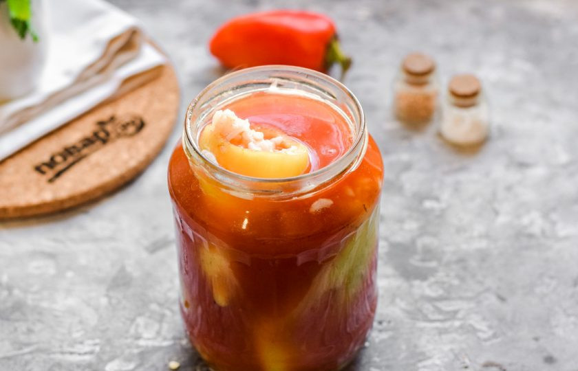 1. Этап. Перец фаршированный рисом на зиму: Залейте кипящий томат в банку с перцами. Стерилизуйте заготовку 15 минут.