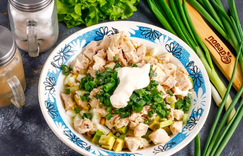 1. Этап. Салат из авокадо с курицей: Посолите и поперчите салат, выложите майонез или сметану любой жирности. Аккуратно все перемешайте.