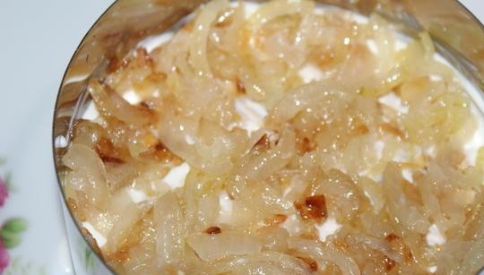 1. Этап. Салат Гранатовый браслет с сыром: Остывший лук выложите следующим слоем.