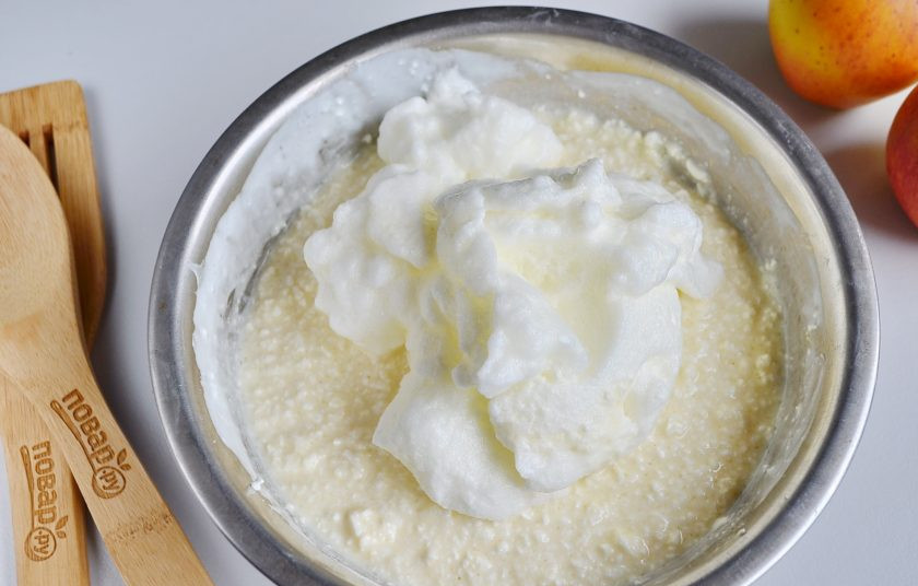 1. Этап. Воздушный творожный пирог с яблоками: Аккуратно введите белки в творожную массу.