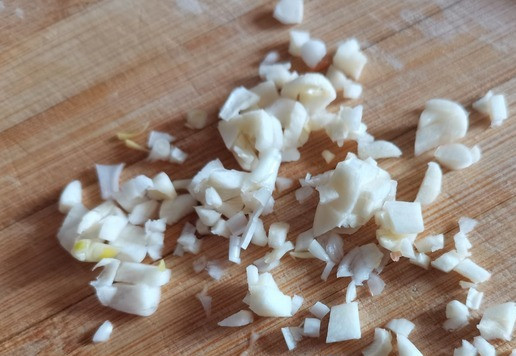 1. Этап. Куриный суп с брокколи: Два небольших зубчика чеснока мелко нарезать.