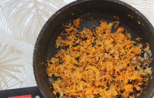 1. Этап. Рыбные котлеты с рисовой полентой: На хорошо разогретой сковороде с растительным маслом пропассеровать лук, затем добавить морковь и вместе обжарить. Уточню этот момент, я не всегда в рыбные котлеты добавляю обжаренные овощи, но мне захотелось, чтобы котлеты выглядели не бледными, а были более румяные. Можно пойти более простым путем, измельчить луковицу и добавить ее в рыбный фарш, оба варианта будут хороши.