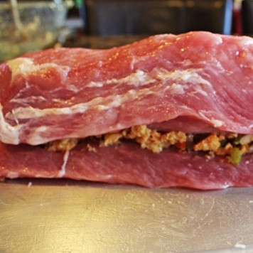 1. Этап. Фаршированная корейка: 10. Очень осторожно заверните корейку с начинкой.