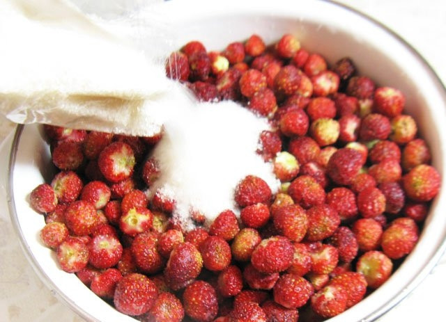 1. Этап. Земляничное варенье в сиропе: Ягоду пересыпьте сахаром и поставьте в холодильник на ночь, чтобы она пустила сок.