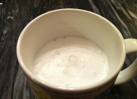 1. Этап. Какао в микроволновке: 1. В чашку налейте молоко. Отправьте чашку на 60 секунд в микроволновую печь при максимальной мощности.