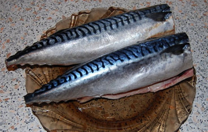 1. Этап. Скумбрия копченая: Выпотрошите и отделите головы. Тщательно промойте рыбу и сложите в емкость для засолки. Обильно пересыпьте скумбрию солью и оставьте в холодильнике на 12 часов.