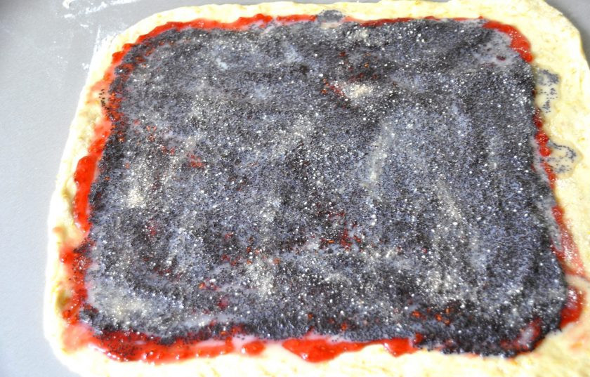 1. Этап. Венский рулет: Присыпьте сверху столовой ложкой бисквитных сухарей, чтобы собрать излишнюю влагу.