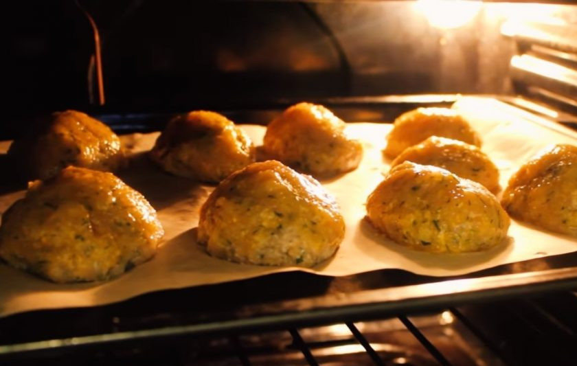 1. Этап. ПП курица (три рецепта): 8. Сформируйте руками котлетки и по желанию добавьте сыр в качестве начинки. Выложите котлетки на застеленный пергаментной бумагой противень, смажьте яичным желтком. Выпекайте в разогретой до 180 градусов духовке 30-40 минут. Приятного аппетита!