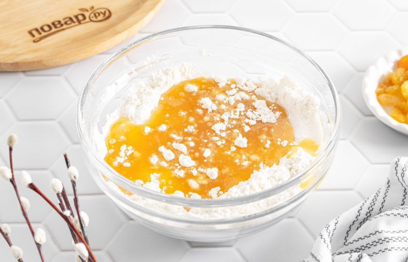 1. Этап. Кулич из рисовой муки: Влейте в миску растопленное масло с сиропом.