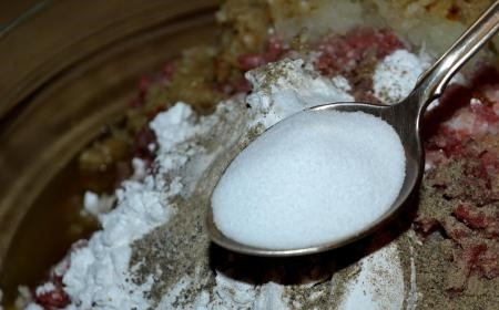 1. Этап. Колбаски из говядины: 3. Соедините с фаршем следующие ингредиенты: крахмал, черный молотый перец, молотый кориандр. Посолите так, чтобы фарш казался слегка пересоленным.