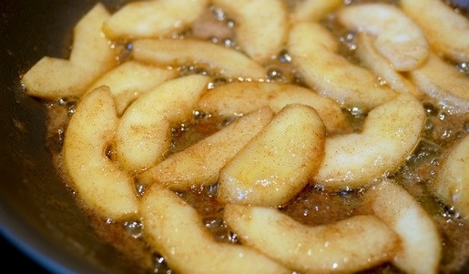 1. Этап. Корзинки с яблочной начинкой: 7. Для подачи нарежьте тонкими ломтиками яблоко, выложите на сковороду с маслом, сахаром и корицей. Томите несколько минут, аккуратно перемешивая.