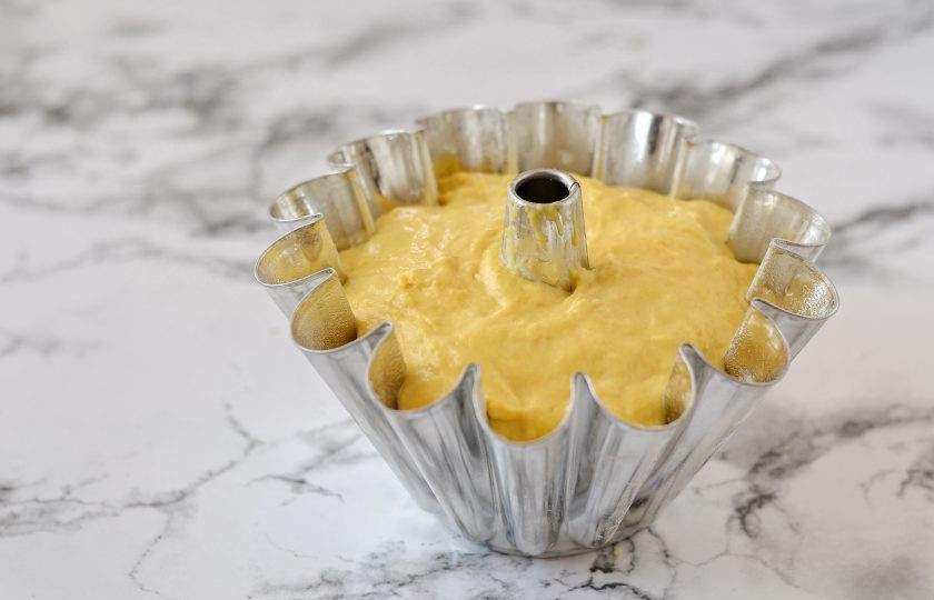 1. Этап. Морковная бабка: Подготовите форму, смажьте маслом и присыпьте мукой. Добавьте тесто, снова накройте полотенцем и оставьте на 30 минут.