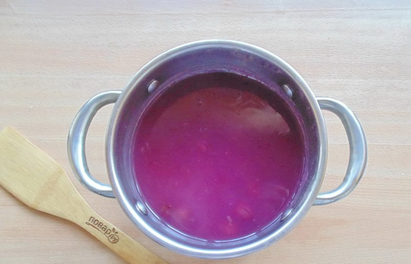 1. Этап. Виноградный кисель: Отвар винограда с сахаром снова доведите до кипения и влейте разведенный в воде крахмал. Постоянно перемешивая, доведите кисель до загустения в течение нескольких минут.