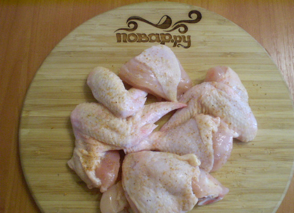 1. Этап. Курица, запеченная с картофелем и овощами: 2. Части тушки посолить. Добавить специи для курицы.